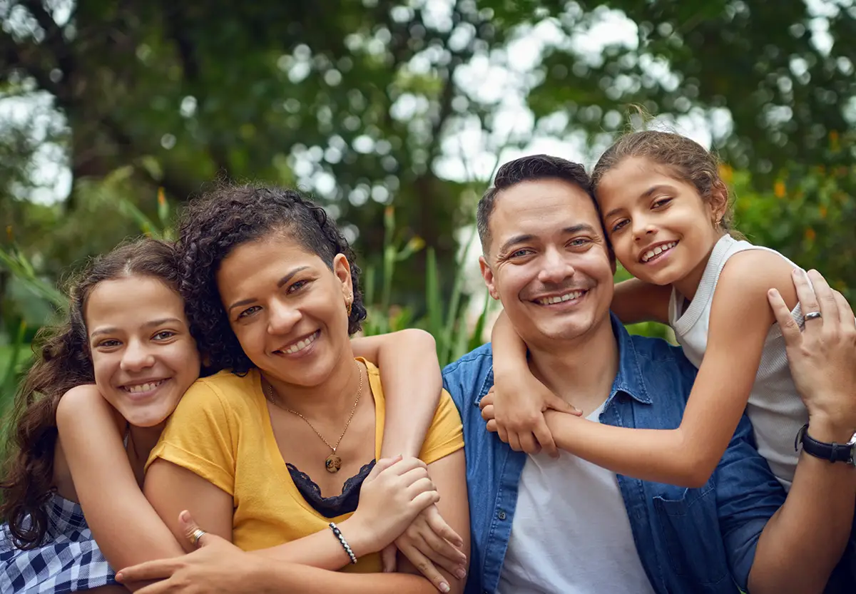 Bilingual neuropsychologist in Miami meeting with a Latin American family
